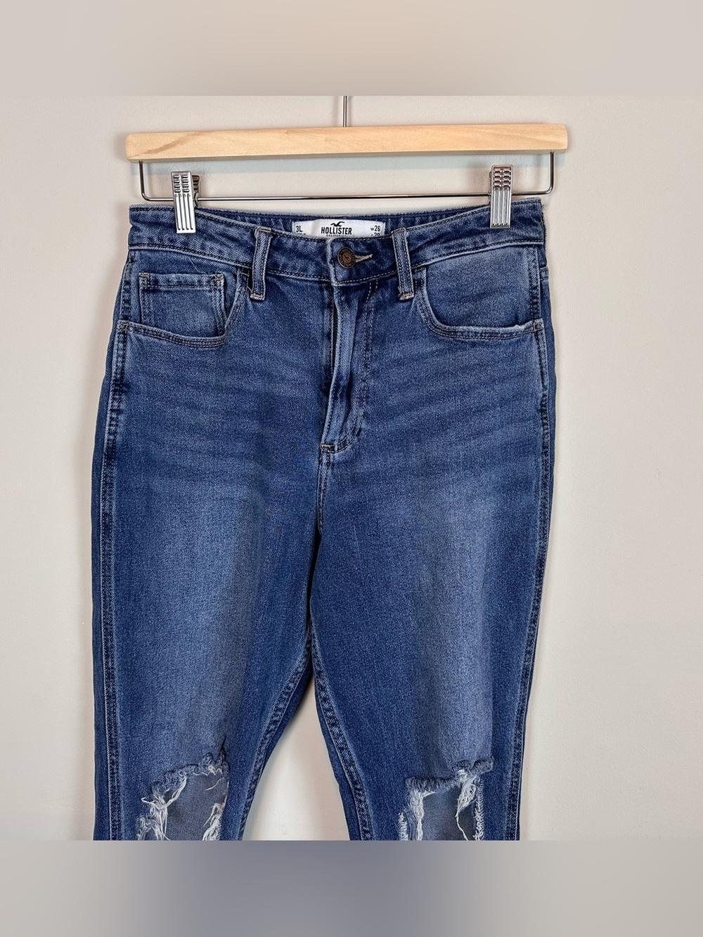Hollister Curvy High Rise Mom Jeans Ripped Medium Wash Size W26 L29 - Picture 2 of 10